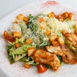 Цезарь с курицей салат