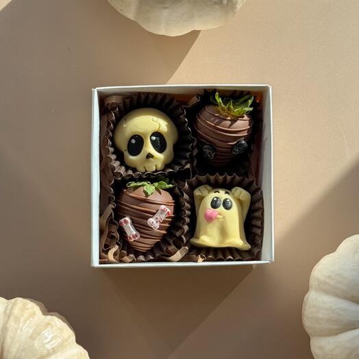 Клубника в шоколаде с фигурками из шоколада 