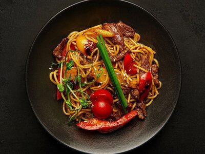 Лапша с говядиной в остром соусе