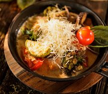 Сковородка с лососем и запеч. овощами