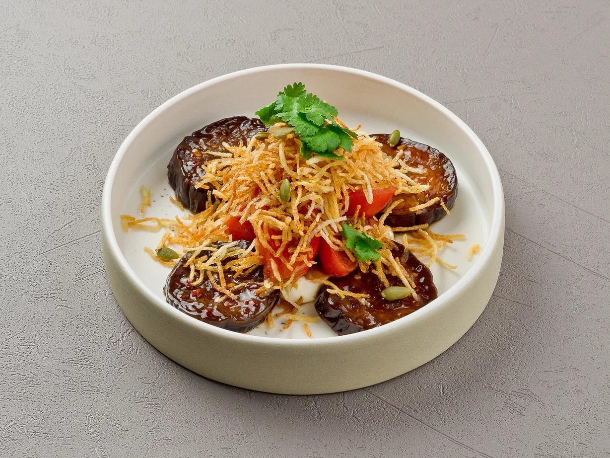 Салат с печеными баклажанами и творожно-сливочным муссом