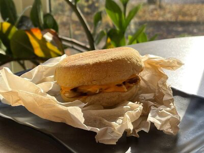 Маффин с яйцом и грибами