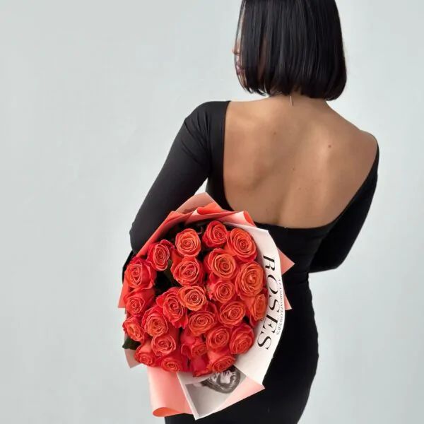 Букет из 25 ярко-персиковых роз в дизайнерском матовом оформлении