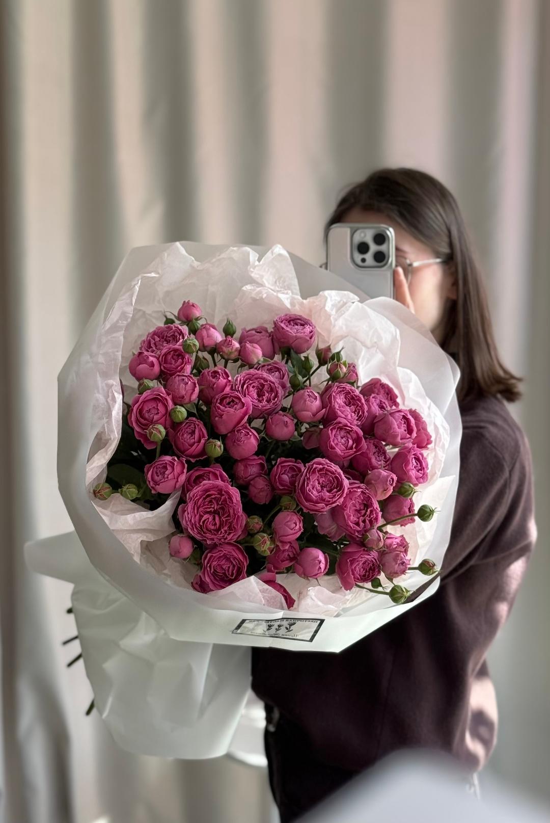 Букет ярких кустовых роз