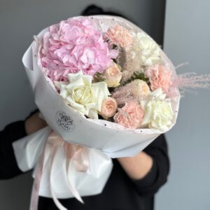 Букет с розовой гортензией и мискантусом