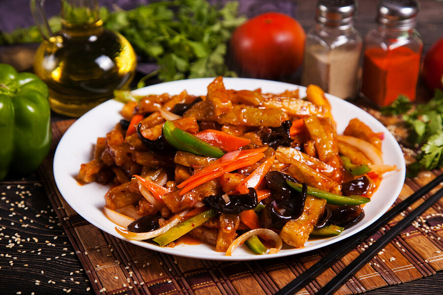 Картофель со свининой и овощами