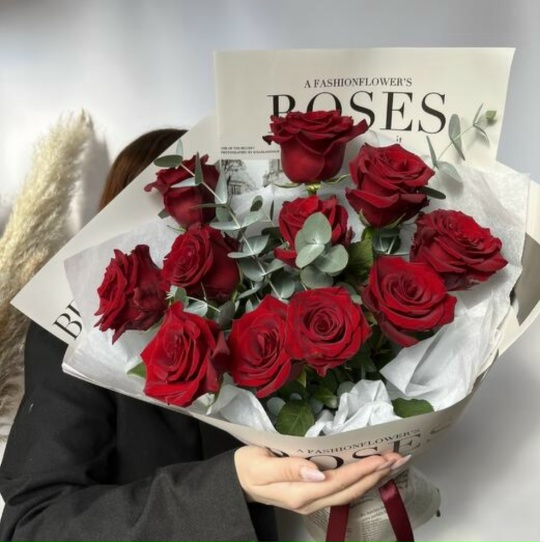 Букет из красных роз и эвкалипта