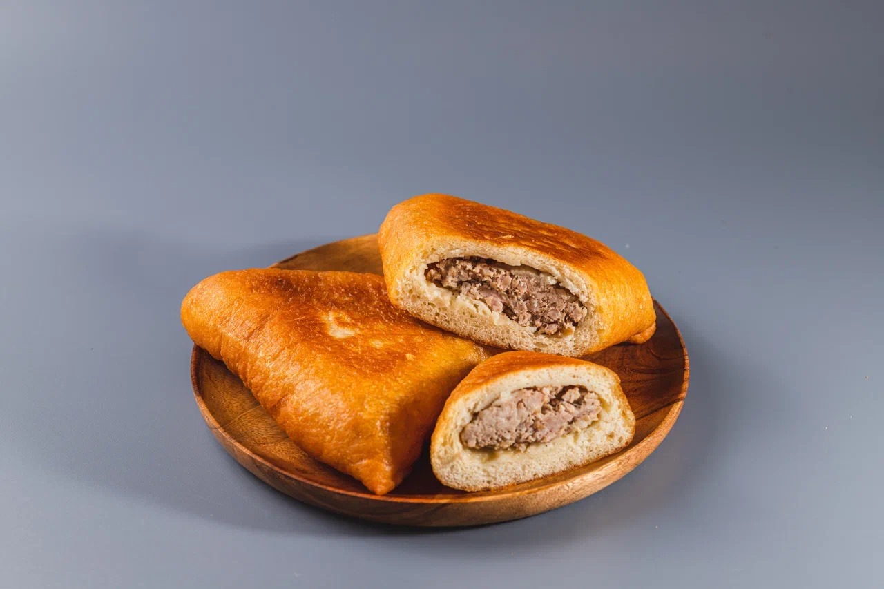 Два жареных беляша с мясом