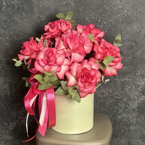 Малиновые французские розы в коробке