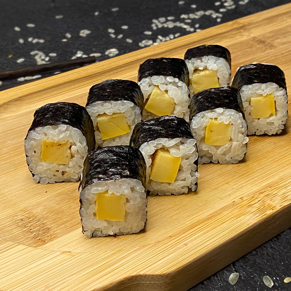 Маки с японским омлетом