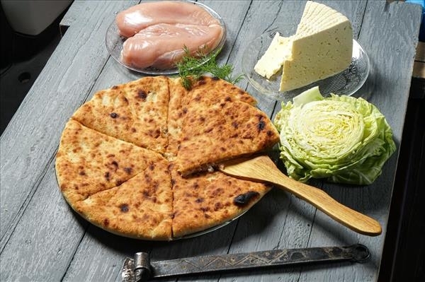 Пирог с курицей, капустой и сыром