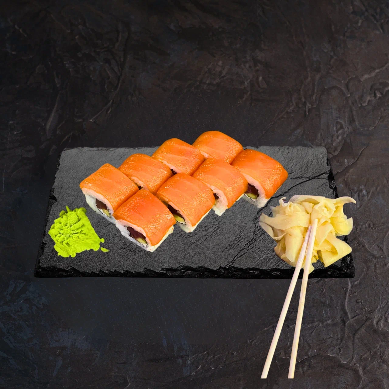 Ролл с тунцом, лососем и авокадо