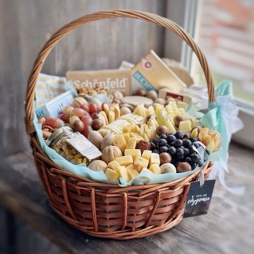 Съедобная корзина сырная