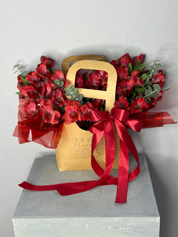 Сумочка из 7 красных альстромерий с эвкалиптом