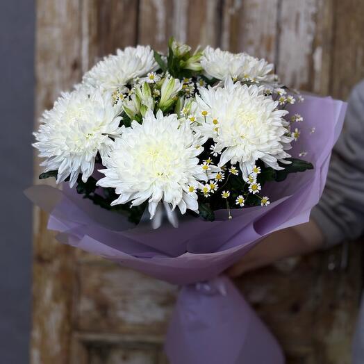Сборный букет с хризантемой