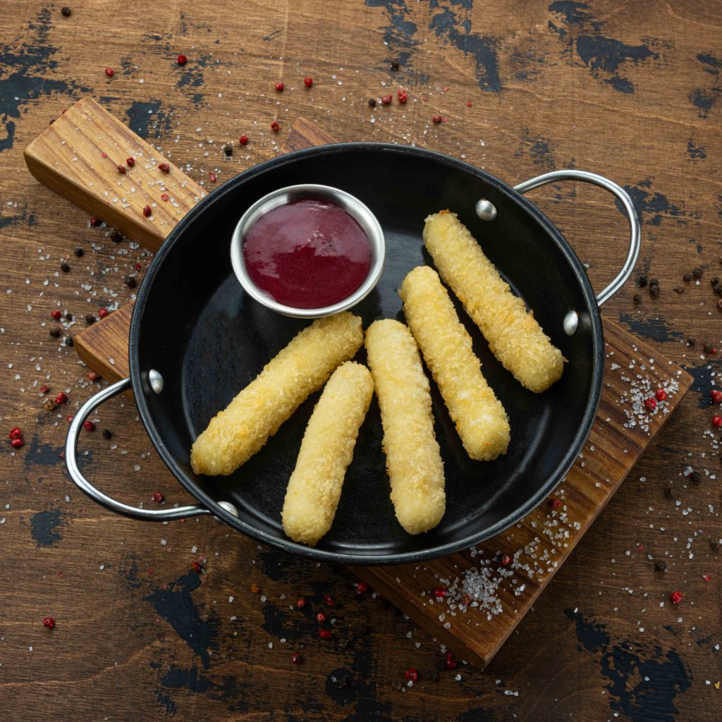 Сырные палочки с брусничным соусом