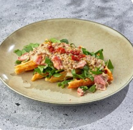 Картофельные вафли с беконом и вялеными томатами