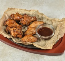 Куриные крылья с соусом барбекю