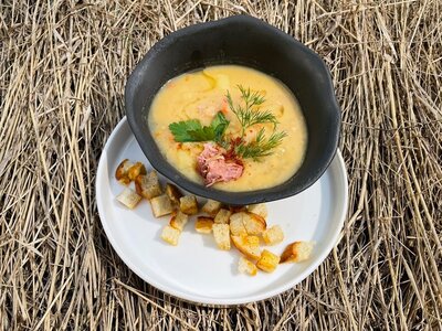 Гороховый суп на рёбрах с сухариками