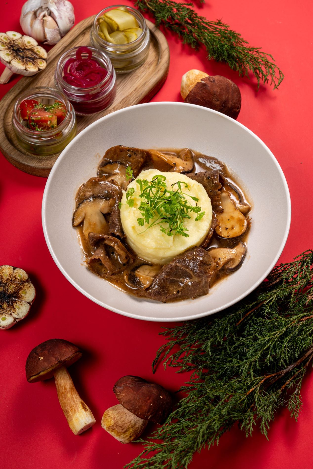 Телячий язык с белыми грибами