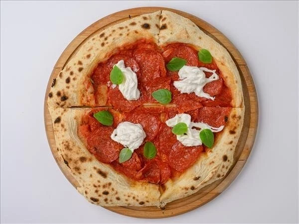 Пицца с чоризо и страчателлой