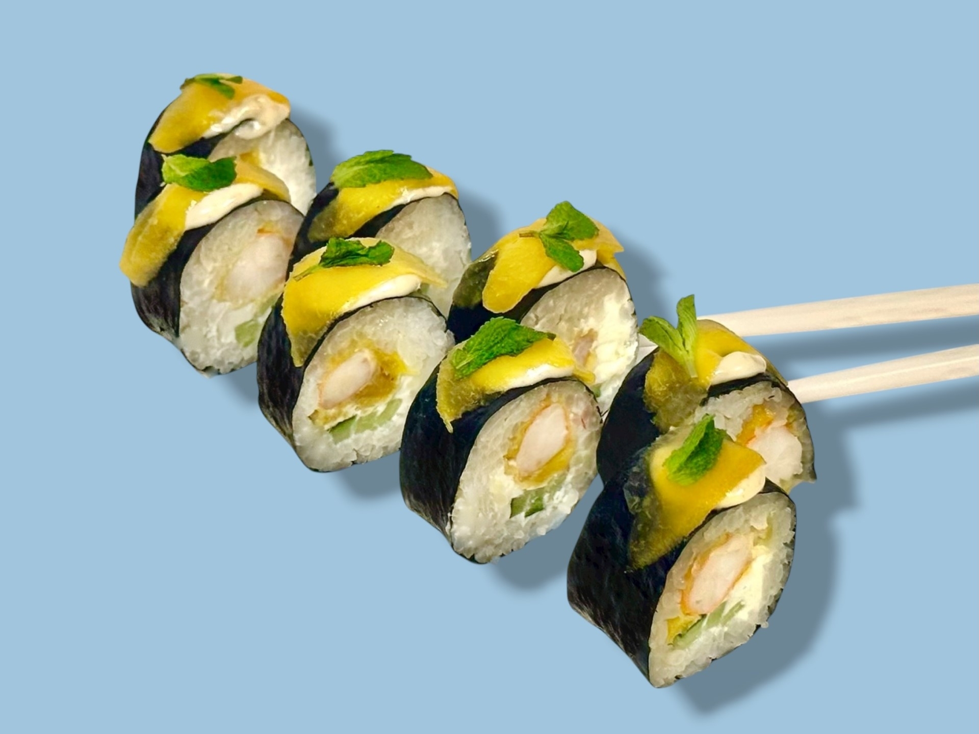 Ролл с жареной креветкой и персиком