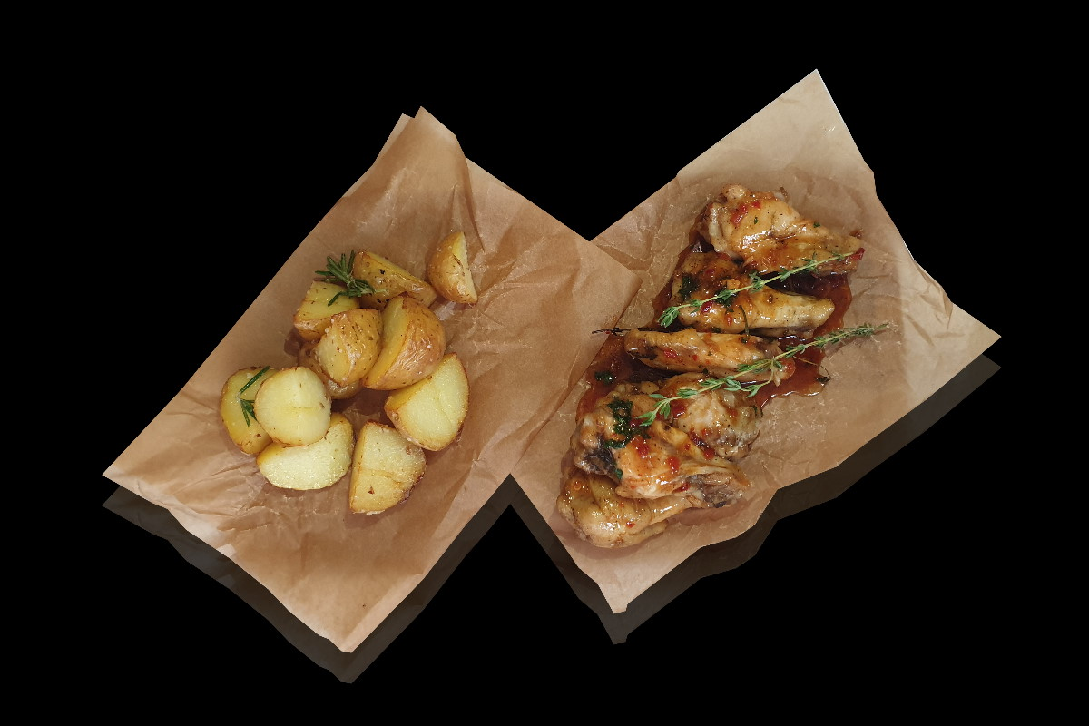 Куринные крылья в остром соусе с картофелем по-деревенски