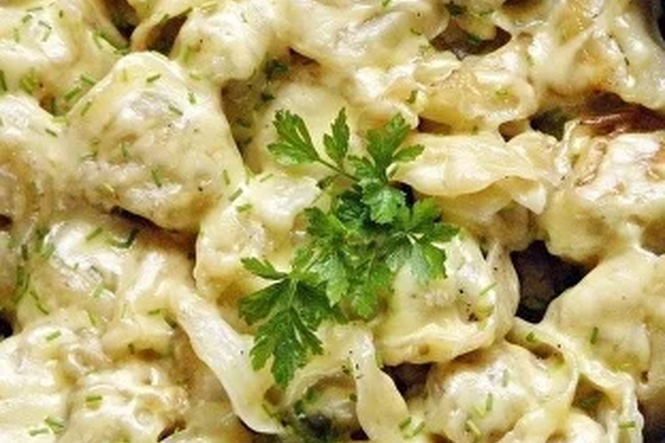 Пельмени с говядиной под сыром и грибами