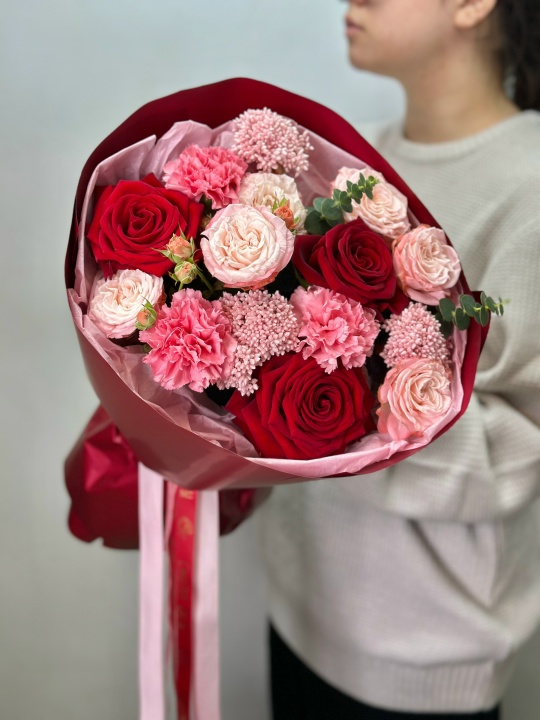 Круглый букет с красными розами ,кустовыми розами и диантусами