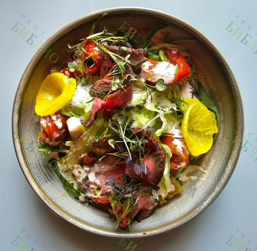 С говядиной, соусом из тунца и печеным перцем