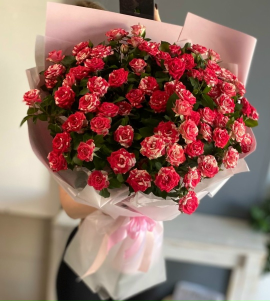 Букет из ярких кустовых роз