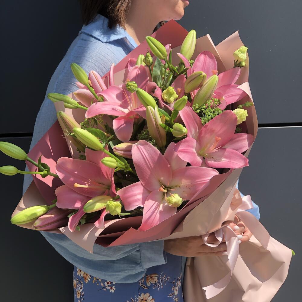 Букет с розовой лилией с зеленью