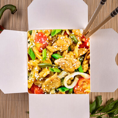 Wok по-тайски с курицей и лапшой удон