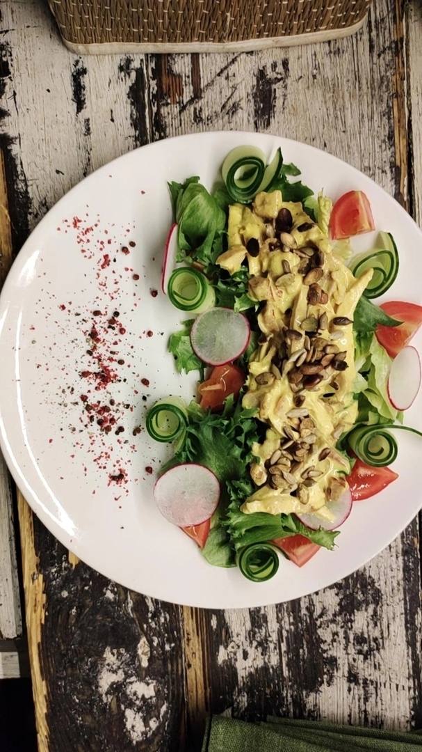 Салат теплый с цыпленком и карри