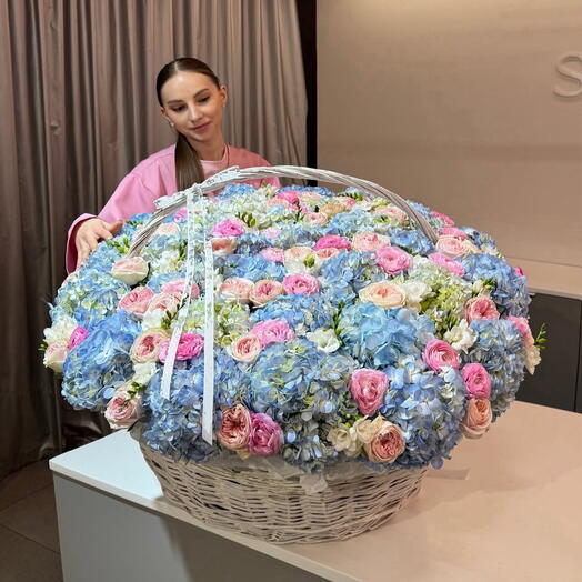 Огромная корзина цветов гортензии ранункулюс