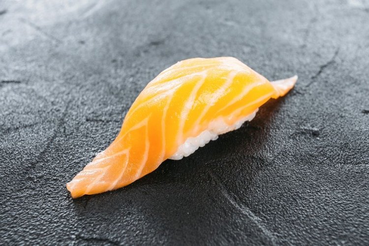 Суши с лососем