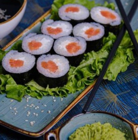 Маки с лососем