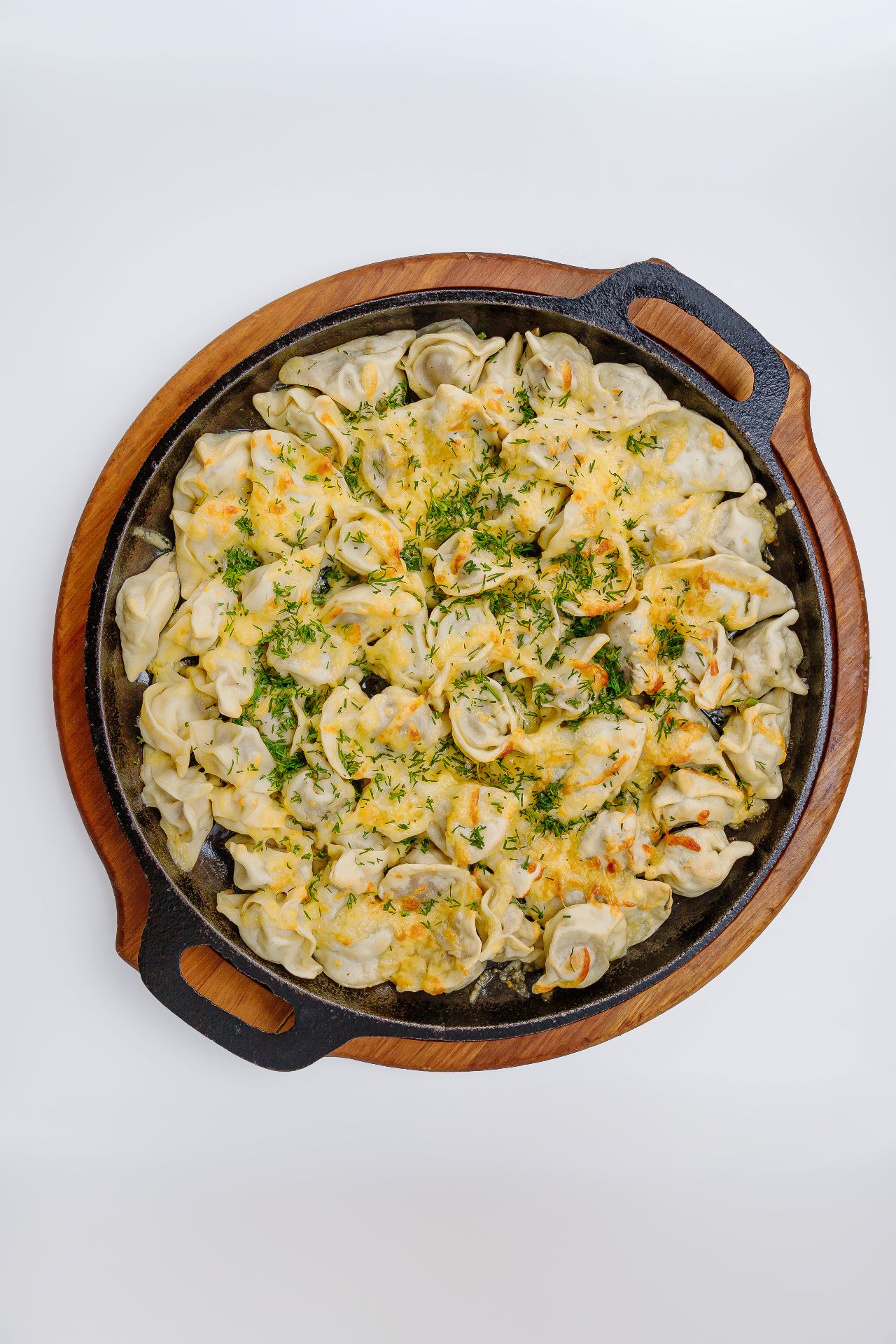 Ассорти из пельменей под сырной корочкой