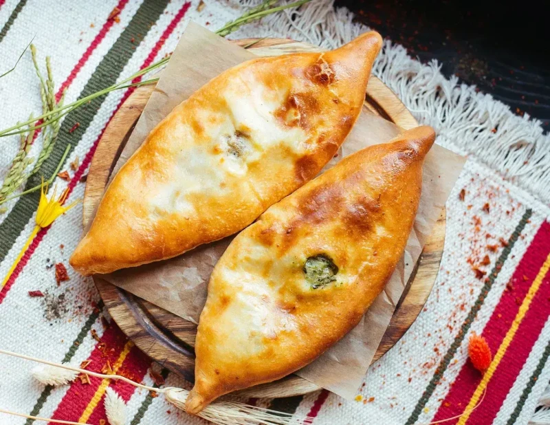 Фирменный пирожок с мясом и сулугуни
