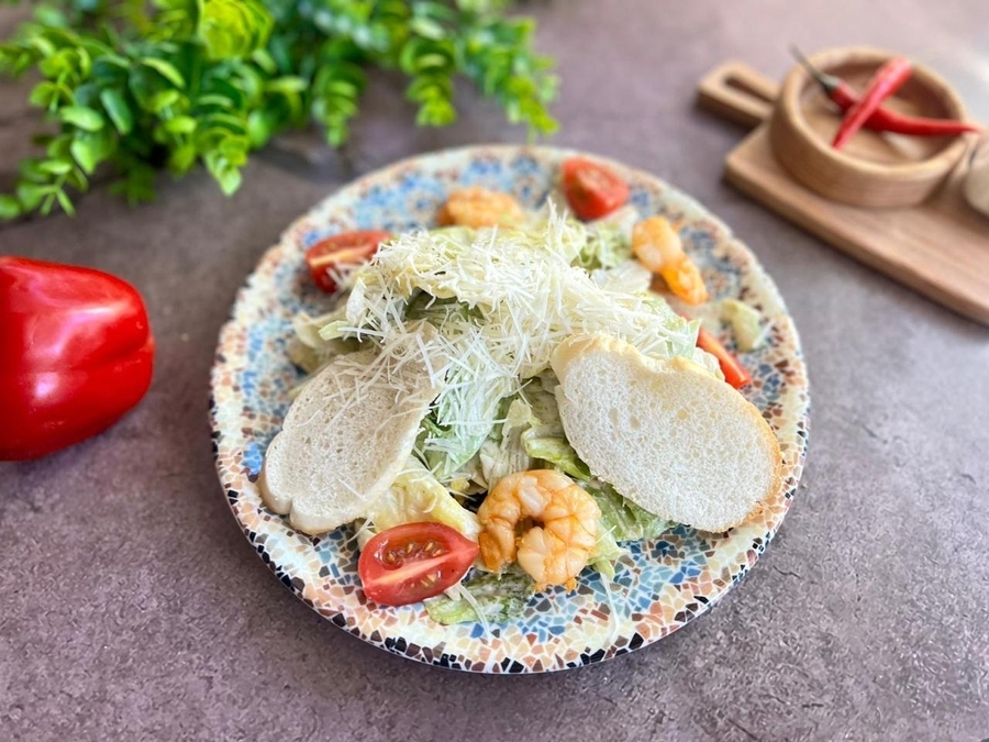 Салат Цезарь с креветками