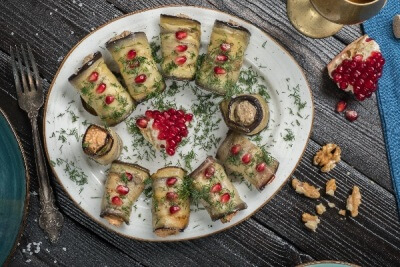 Рулетики из баклажанов с грецким орехом