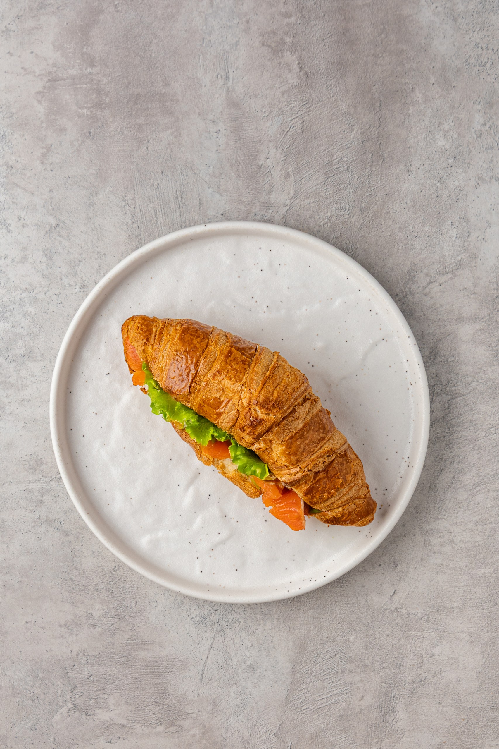 Круассан с форелью