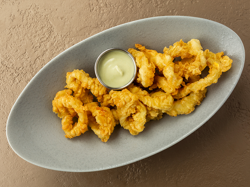 Кольца кальмара в панировке с соусом BBQ