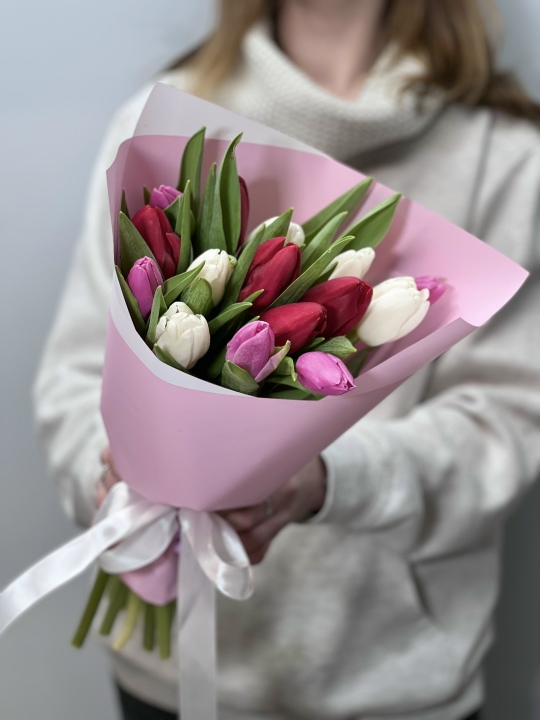 Букет из разноцветных тюльпанов