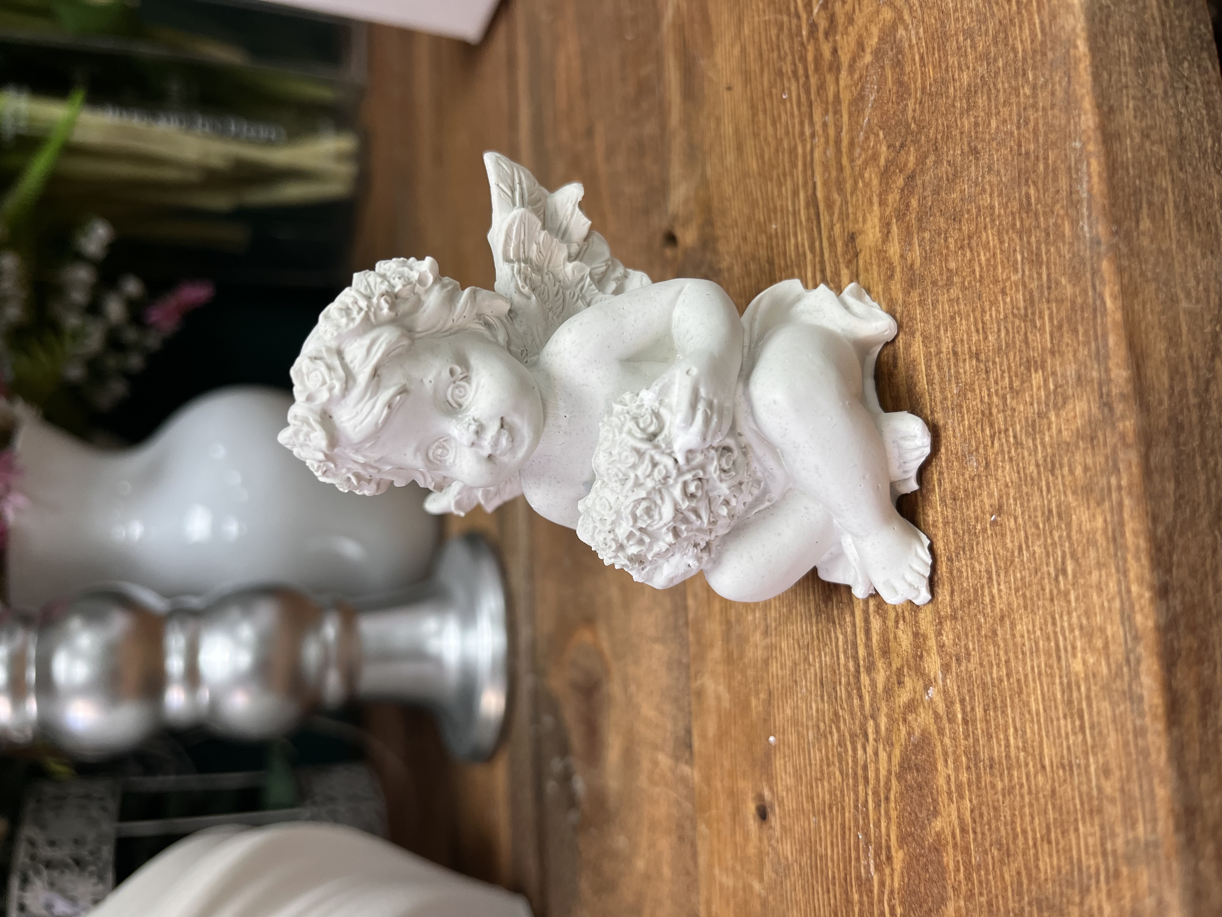 Ангел с сердцем из гипса