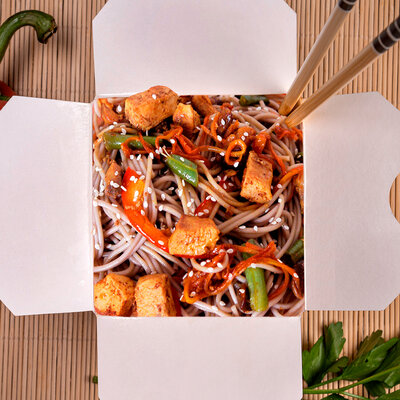 Wok по-тайски с курицей и лапшой соба