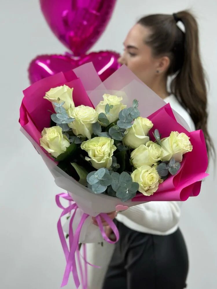 Букет из 9 белых роз с эвкалиптом в дизайнерской уникальной упаковке