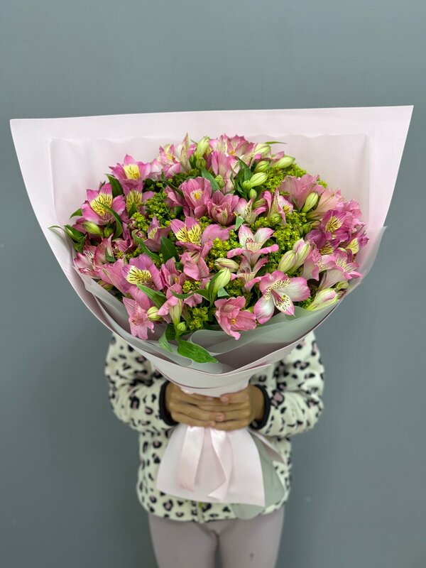 Букет из 11 нежных альстромерий в розовой упаковке
