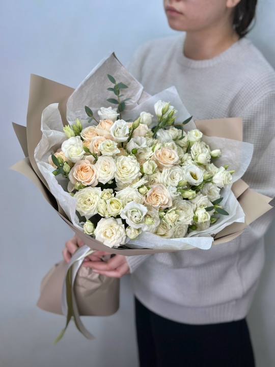 Кустовые розы с эустомой и эвкалиптом в кофейной упаковке