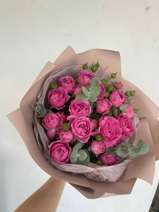 Букет из 5 пионовидных кустовых роз с эвкалиптом